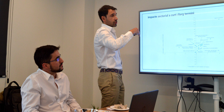 Els experts Pablo Tucat i Jorge Díaz durant la presentació de l'estudi d'impacte econòmic de l'Acord d'associació.