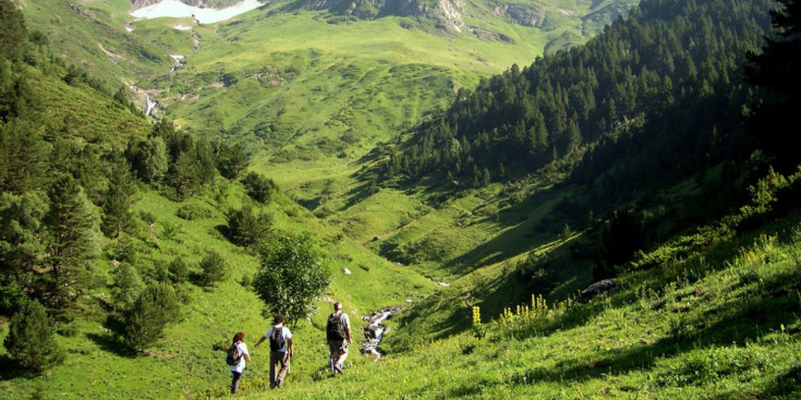 Una família realitza una de les rutes del Parc Natural de l’Alt Pirineu.