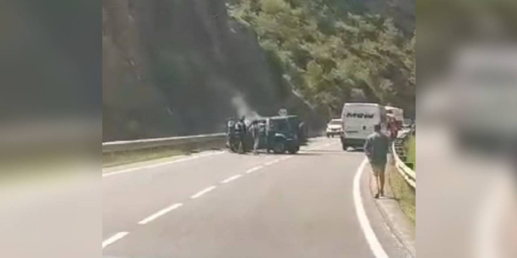 Un dels turismes accidentats a Ribera d'Urgellet