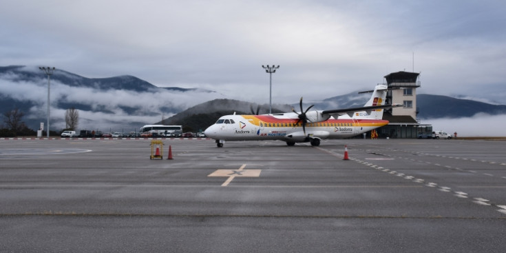 Un avió a l'aeroport d'Andorra - la Seu d'Urgell.