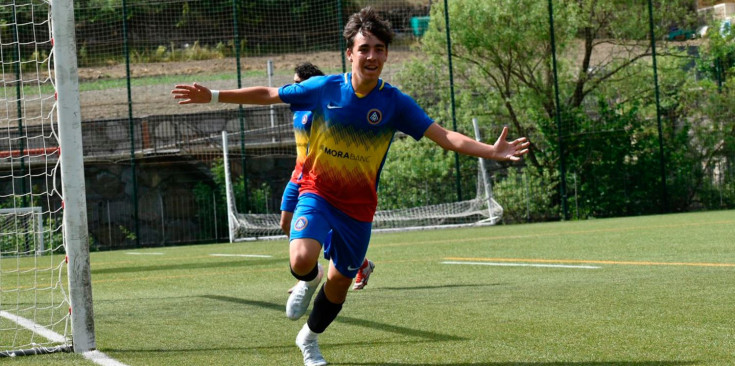 Un jugador de la base de l'FC Andorra.