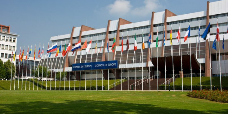 Les banderes de la Unió Europea onegen a la porta de la seu del Consell d’Europa, a Estrasburg