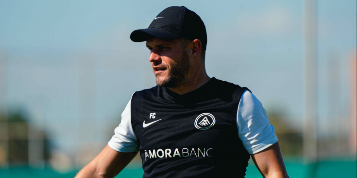 L'entrenador de l'FC Andorra, Ferran Costa, durant l'estada dels tricolor a Pinatar.