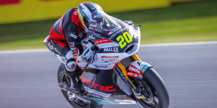 Xavi Cardelús pilotant la Moto2.