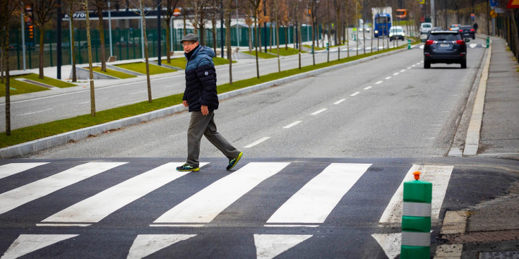 Un home passa per un dels passos de vianants de l'avinguda d'Enclar.