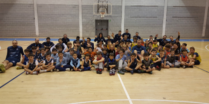 Els jugadors del MoraBanc amb una cinquantena dels alumnes de l'escola del club, ahir al Joan Alay.
