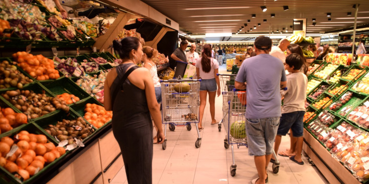 Un grup de persones comprant en el supermercat Family Cash.
