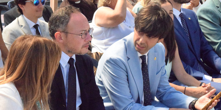 El cap de Govern, Xavier Espot, i el cònsol major d'Andorra la Vella, Sergi González, durant el ball del contrapàs a la plaça del Poble.