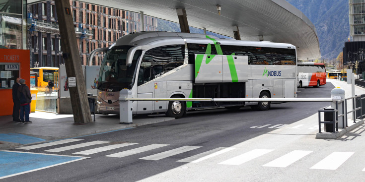 L'autobus de la companyia a l'Estació Nacional d'autobusos