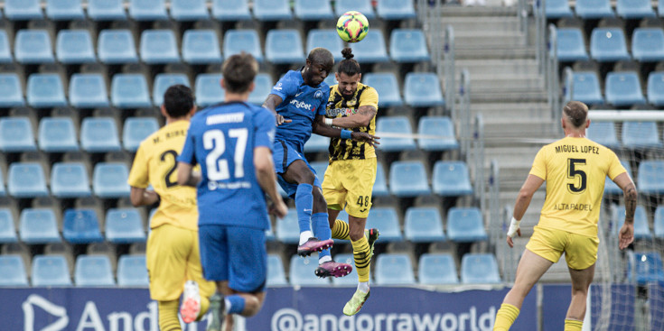 Chete González i Victor Osuagwu en una dispiuta de pilota durant el partit.