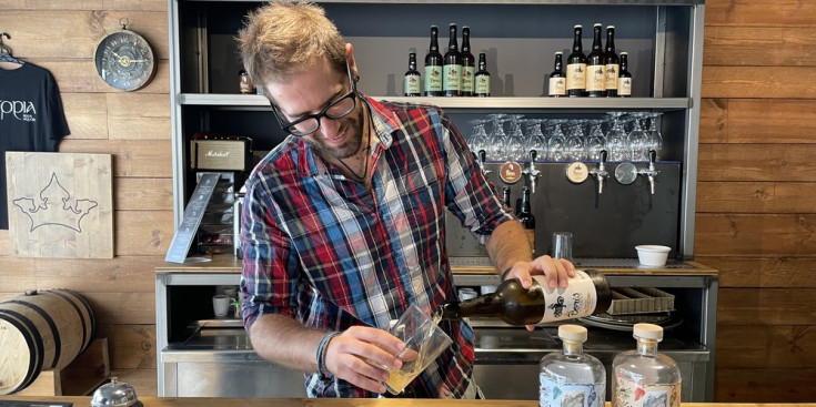 El mestre cerveser de la casa Boris Craft Beer, Miquel Giró, servint una White Ale a la barra.