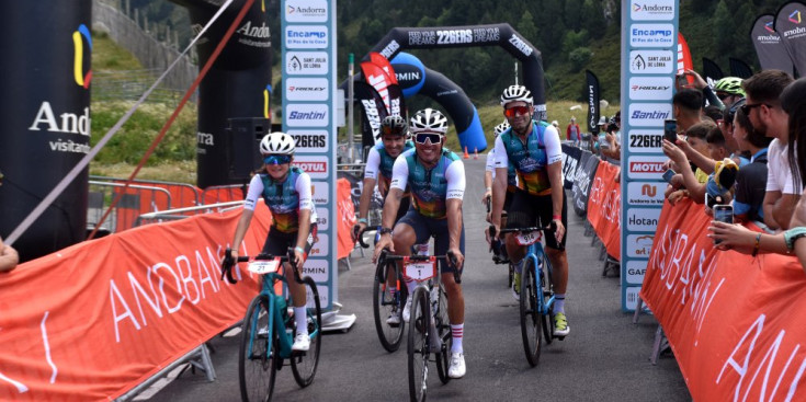 El ciclista Joaquim "Purito" Rodríguez, arriba a la línia de meta amb un grup de ciclistes en la marxa cicloturista als Cortals d'Encamp.