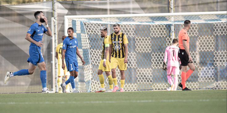 Els jugadors de la UE Santa Coloma després d'encaixar un dels gols de la tarda.