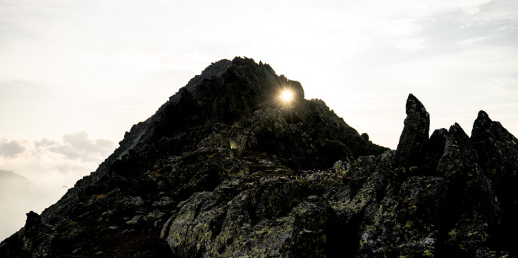 El sol passant pel forat del Pic d’Arcalís.