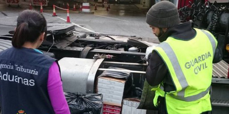 Decomís del tabac amagat dins del dipòsit simulat, ahir.