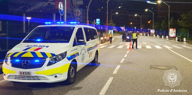 Un cotxe policial estacionat per efectuar un control.