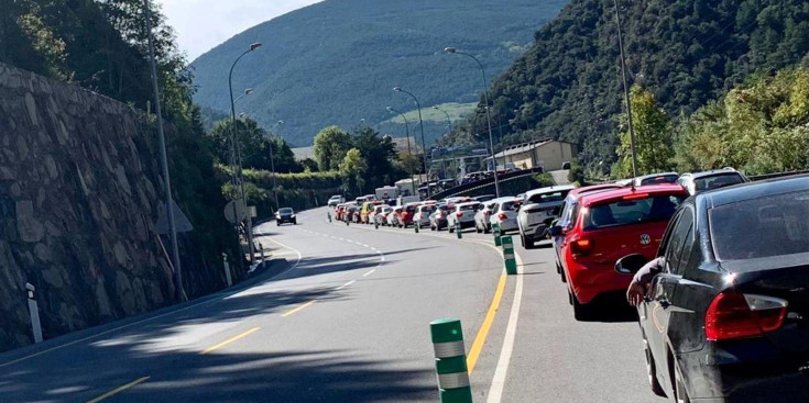 Cues de vehicles per sortir del país per la frontera hispanoandorrana.