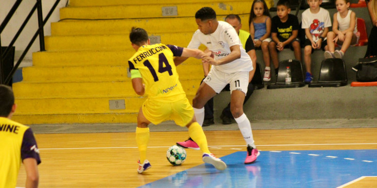 Un instant del partit d'avui entre el Forca i el Ranger’s corresponent a la fase prèvia de la Futsal Champions League.