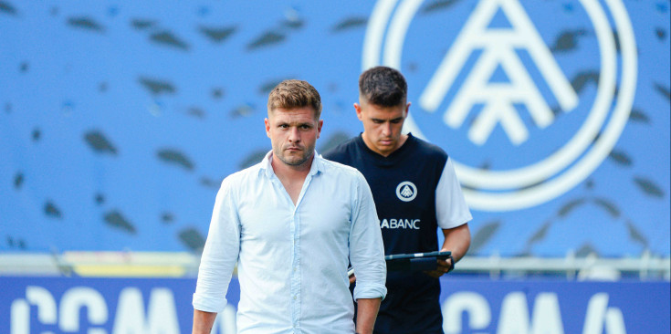 Ferran Costa, en primer pla, amb l'entrenador assistent Carles Manso.