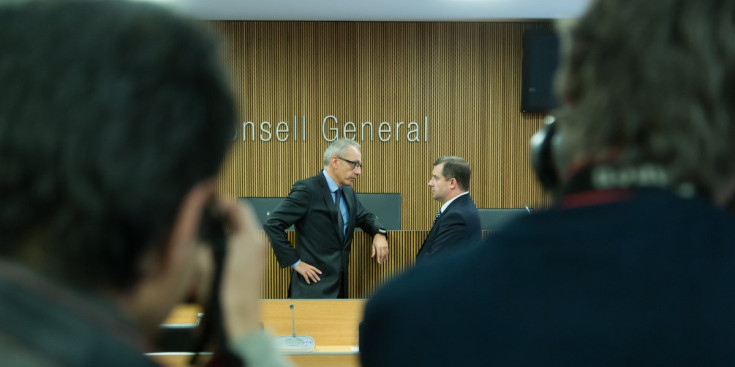 El ministre de Turisme, Francesc Camp, i el president de la Comissió Legislativa d’Economia, Josep Majoral, ahir abans de la compareixença.