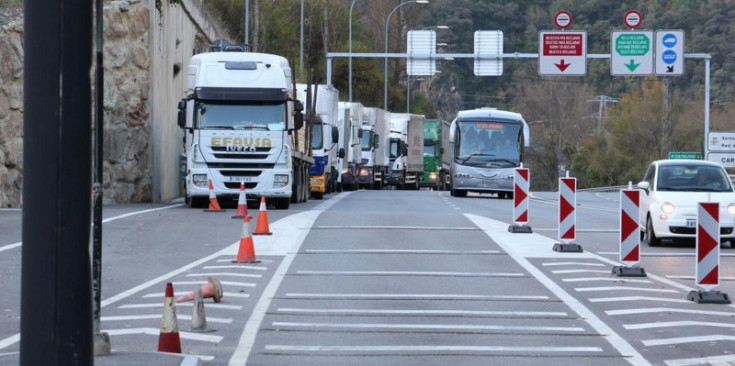 Camions a l'entrada de la frontera hispanoandorrana.