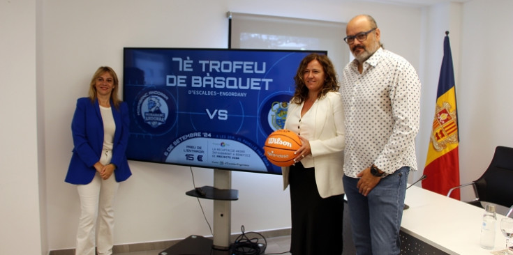 Eva Tenorio, Laura López i Francesc Solana amb el cartell promocional del 7è Trofeu bàsquet Escaldes-Engordany.