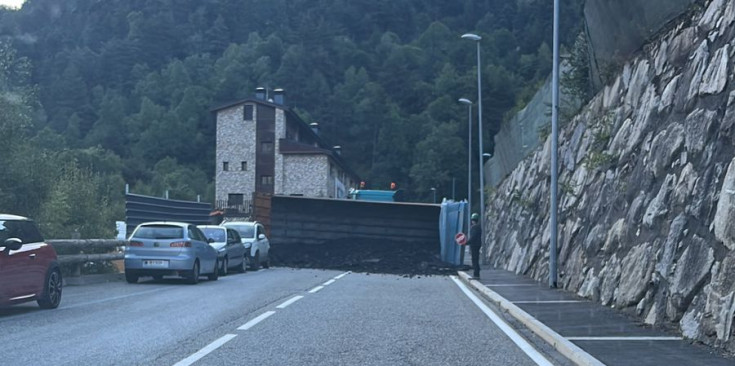 El camió bolcat a la carretera dels Cortals.