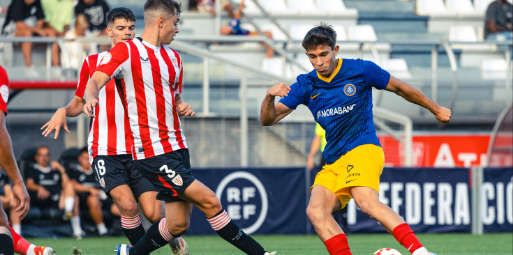 Berto Rosas en una acció del partit entre l'FC Andorra i el Bilbao Atheltic.