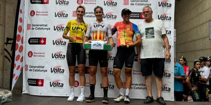 Anna Albalat al podi de la 2a Cursa Ciclista Femenina de la Festa Major de Sants.