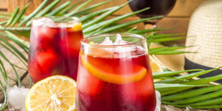 Beguda de 'tinto de verano' servida en una copa amb gel.