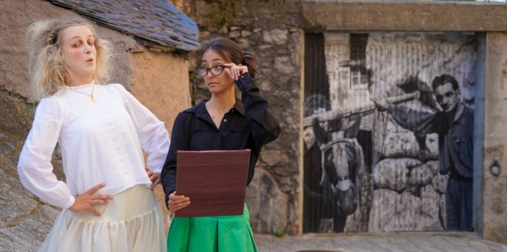 Una edició anterior de les visites teatralitzades als murals de la Mosquera d'Encamp.