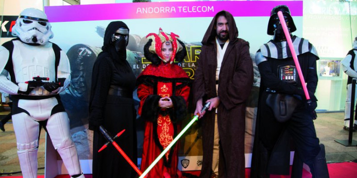 Fans de la saga Star Wars disfressats, poques hores abans d’entrar a veure l’estrena del film, ahir.