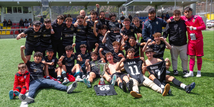 L'equip campió de la lliga juvenil.