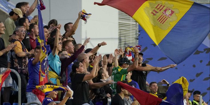 L'Squadra Carlemany, la grada d'animació de l'FC Andorra, durant el partit entre els tricolor i el Barça Atlètic.