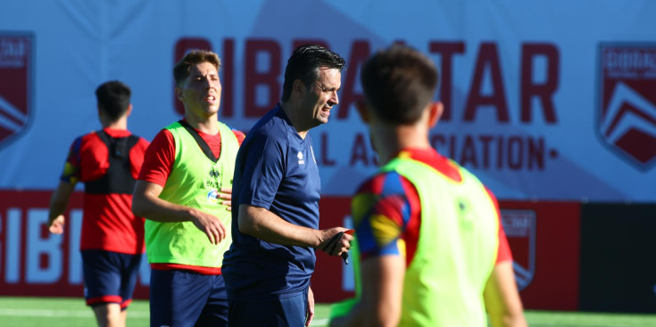 El seleccionador d'Andorra, Koldo Álvarez, en un entrenament.