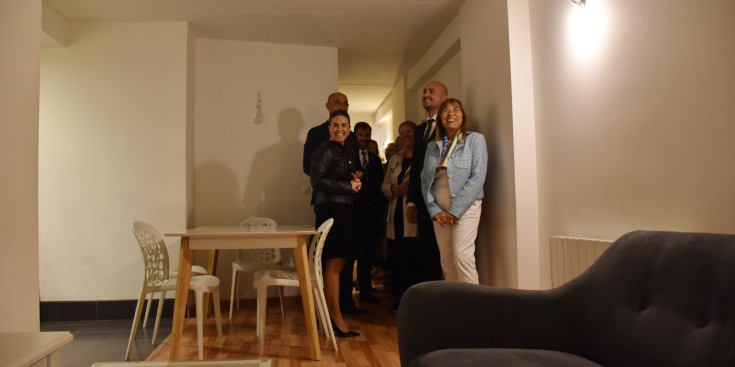 Els cònsols d'Encamp, Laura Mas i Xavi Fernández, i la ministra d'Habitatge, Conxita Marsol, durant la visita a l'edifici de la Solana aquest mes de juny.