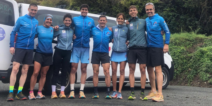 L'equip, ja a Urbión, preparat per fer el reconeixement de la Vertical Race.