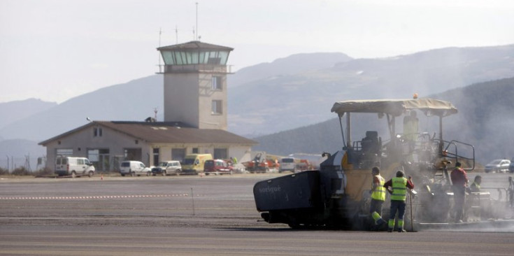 Obres de millora a la pista de l’aeroport de la Seu.