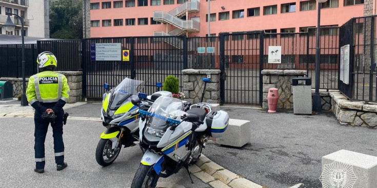 La Policia recorda que tots els passatgers d'un vehicle han de dur el cinturó de seguretat degudament cordat.