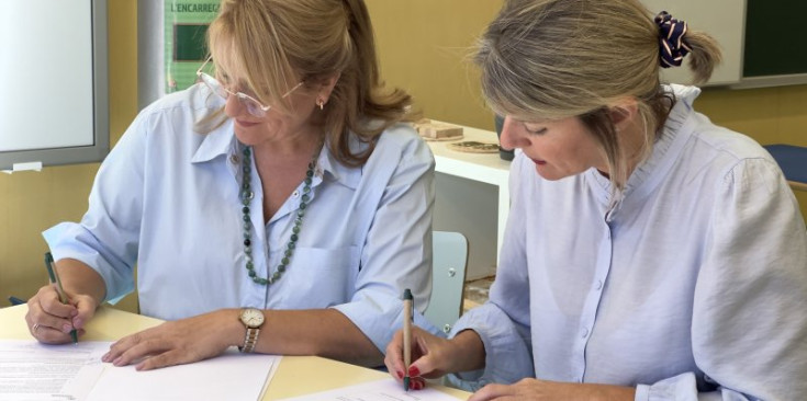 La signatura del conveni entre el col·legi Sant Ermengol i Cooperand que ha tingut lloc aquest dijous al matí.