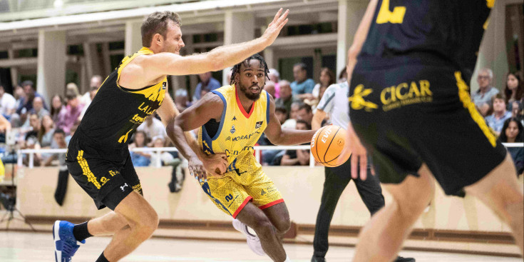 Jerrick Harding en una acció del partit, la primera derrota del curs del MoraBanc Andorra.