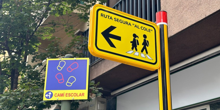 La nova senyalització dels camins escolars a l'avinguda Santa Coloma.