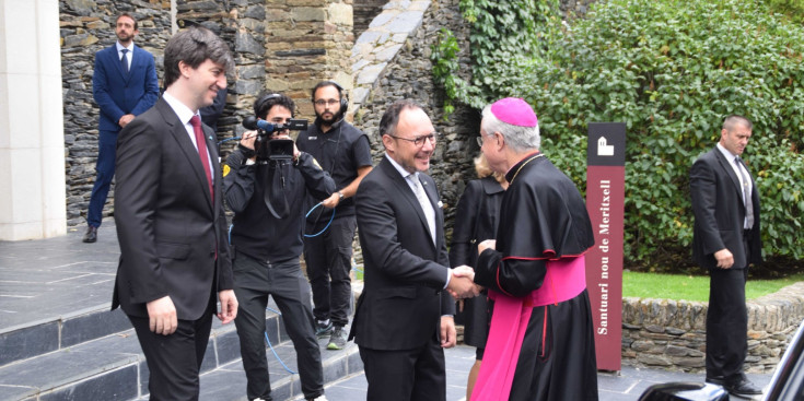 L'arquebisbe d'Urgell i copríncep episcopal, Joan Enric Vives, saludant al cap de Govern, Xavier Espot, durant la seva arribada al Santuari de Meritxell.