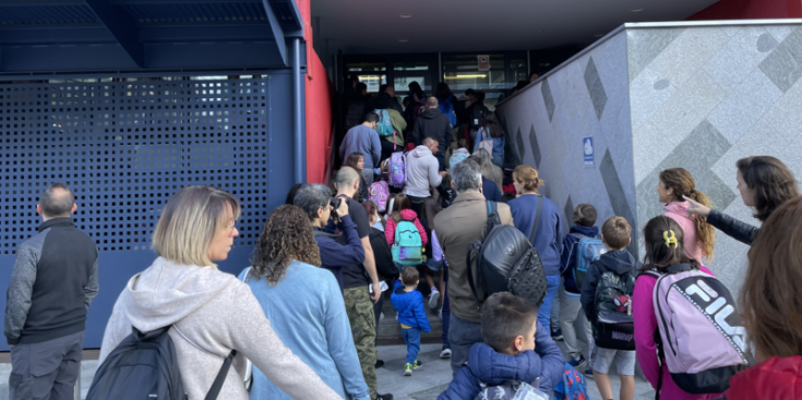 Desenes de pares i fills a l'entrada de l'Escola Andorrana de Primera Ensenyança de Santa Coloma.