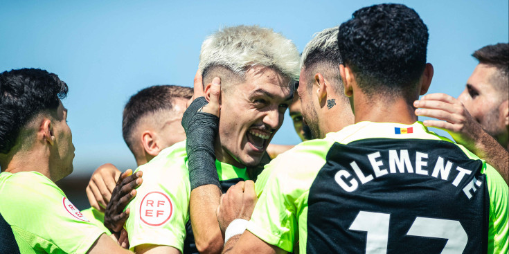 'Lauti' i Manu Nieto celebrant el gol, rodejats per Jesús Clemente, César Morgado, Luismi Redondo i Sergio Molina.