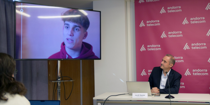 El director general d'Andorra Telecom, Jordi Nadal, presentant el vídeo introductori de la campanya 'Internet protegit'.