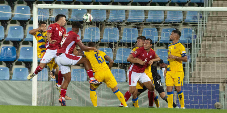 Una acció de l'estrena amb derrota de la selecció andorrana davant Malta a la UEFA Nations League.