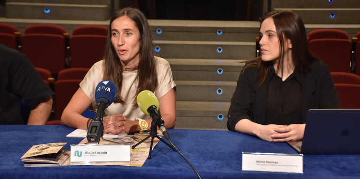 La cònsol menor d'Andorra la Vella, Olalla Losada, i la directora i actriu de l'obra 'Benvinguda a la realitat', Núria Montes, aquest matí durant la presentació.