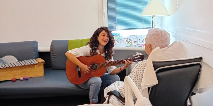 La musicoterapeuta Laia Font amb una pacient a l'hospital.