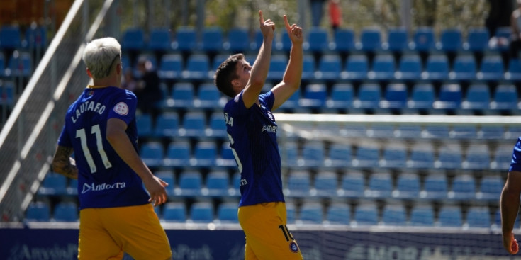 Álvaro Peña celebrant el gol contra l'SD Ponferradina.